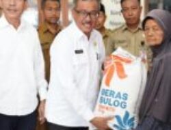 Jefridin Serahkan 752 Kg Beras CPPD Untuk Korban Kebakaran Di Pulau Buluh