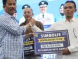 Silaturahmi dengan RT dan RW se-Kecamatan Batuampar, Rudi Ajak Masyarakat Bijak Menggunakan Media Sosial   Diskominfo Batam – Wali Kota Batam Muhammad Rudi hadir langsung bertemu dan bersilaturahmi dengan RT/RW dan tokoh masyarakat se-Kecamatan Batuampar. Sekaligus penyerahan insentif Triwulan III Tahun 2023.  Dalam sambutannya Rudi menyampaikan terimakasih dan apresiasi kepada para RT, RW dan tokoh masyarakat yang ada di Batam. Karena selama ini telah membantu dan mendukung semua program pemerintah.  “Alhamdulillah hari ini kita semua bisa bersilaturahmi, sekaligus penyerahan insentif untuk bapak ibu RT dan RW,” kata Rudi, Jumat (29/9/2023).  Dalam kesempatan itu, tak lupa Rudi juga mengajak kepada RT dan RW agar dapat mengajak seluruh elemen masyarakat untuk sama-sama menjaga kondusifitas Kota Batam. Terlebih lagi terkait dengan rencana pengembangan Eco-City Rempang.  Rudi meminta kepada RT dan RW dapat mengimbau masyarakat agar bijak dalam menggunakan media sosial. Jangan sampai masyarakat menjadi korban maupun pelaku penyebar berita bohong.  “Kita semua harus bijak menggunakan media sosial, pastikan dulu sumbernya betul atau tidak. Karena kalau tidak benar, terus kita sebar maka yang ada jadinya fitnah,” katanya.  Turut hadir dalam kegiatan silaturahmi tersebut, Wakil Gubernur Kepri Marlin Agustina Rudi, Sekretaris Daerah (Sekda) Kota Batam, Jefridin Hamid serta sejumlah Kepala OPD di lingkungan Pemko Batam.