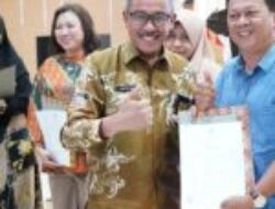Serahkan Sertifikat Halal, Jefridin Akan Sinergikan Program Sehati Dengan Pelatihan Packaging Pemko Batam