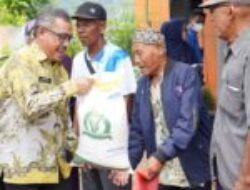 Ringakan Beban Masyarakat, Jefridin Salurkan Beras CPP Kepada 801 Warga Kelurahan Tanjungriau