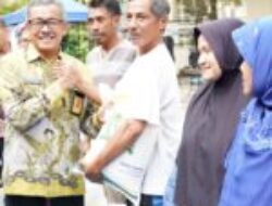 Jefridin Salurkan 7.680 Kilogram Beras Cadangan Pangan Pemerintah di Kelurahan Baloi Indah